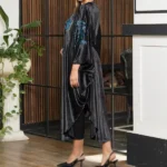 عبا برکه پارچه مخمل مشکی از کنار